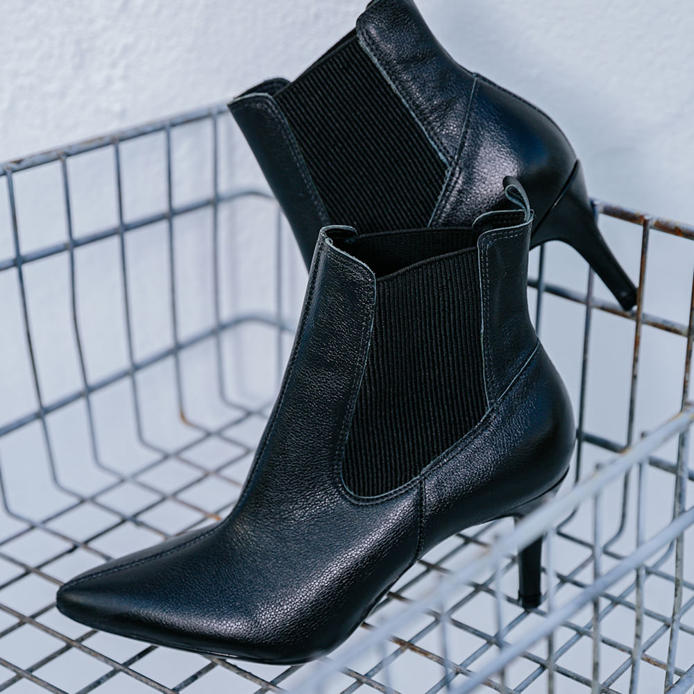 Bota Couro Bico Fino Elastico Preto