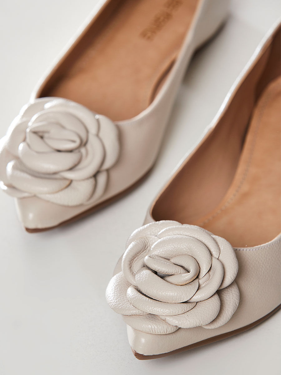 Sapatilha Bico Fino Flor Offwhite