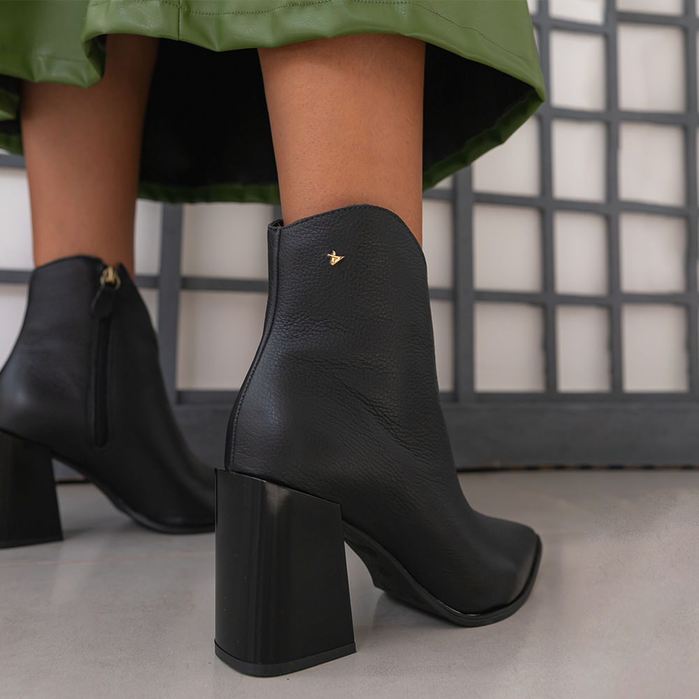 Bota Western Cano Curto Salto Bloco Preto