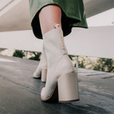 Bota Meia Salto Bloco Bico Fino Natural