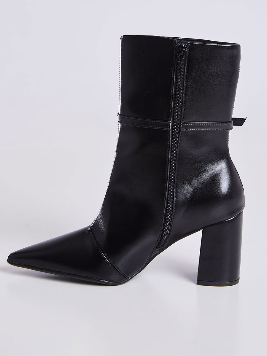 Bota Cano Médio Com Fivela e Salto Quadrado Preto