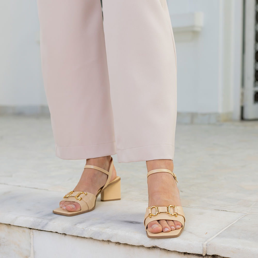 Sandalia Salto Bloco Medio com Fivela Creme
