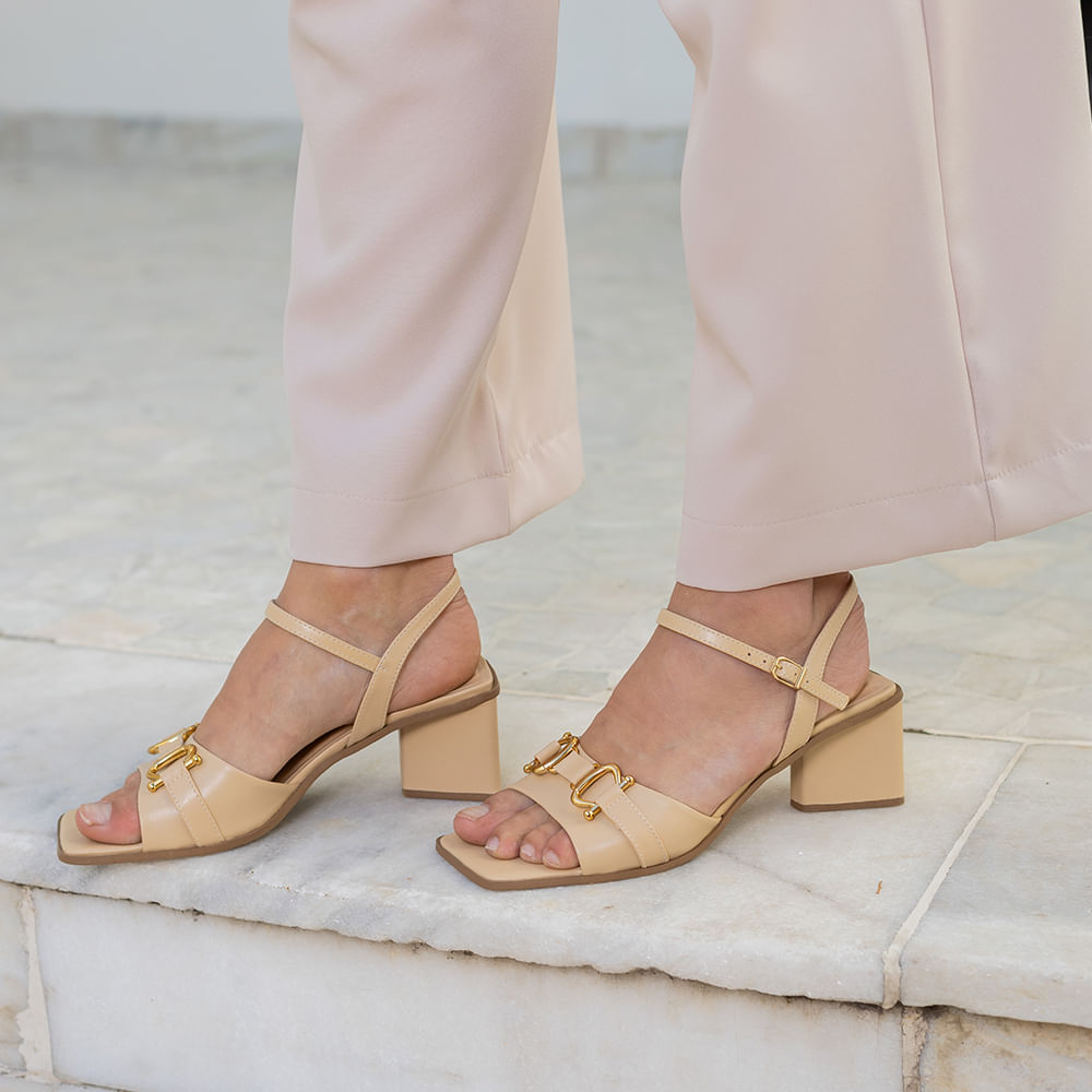 Sandalia Salto Bloco Medio com Fivela Creme