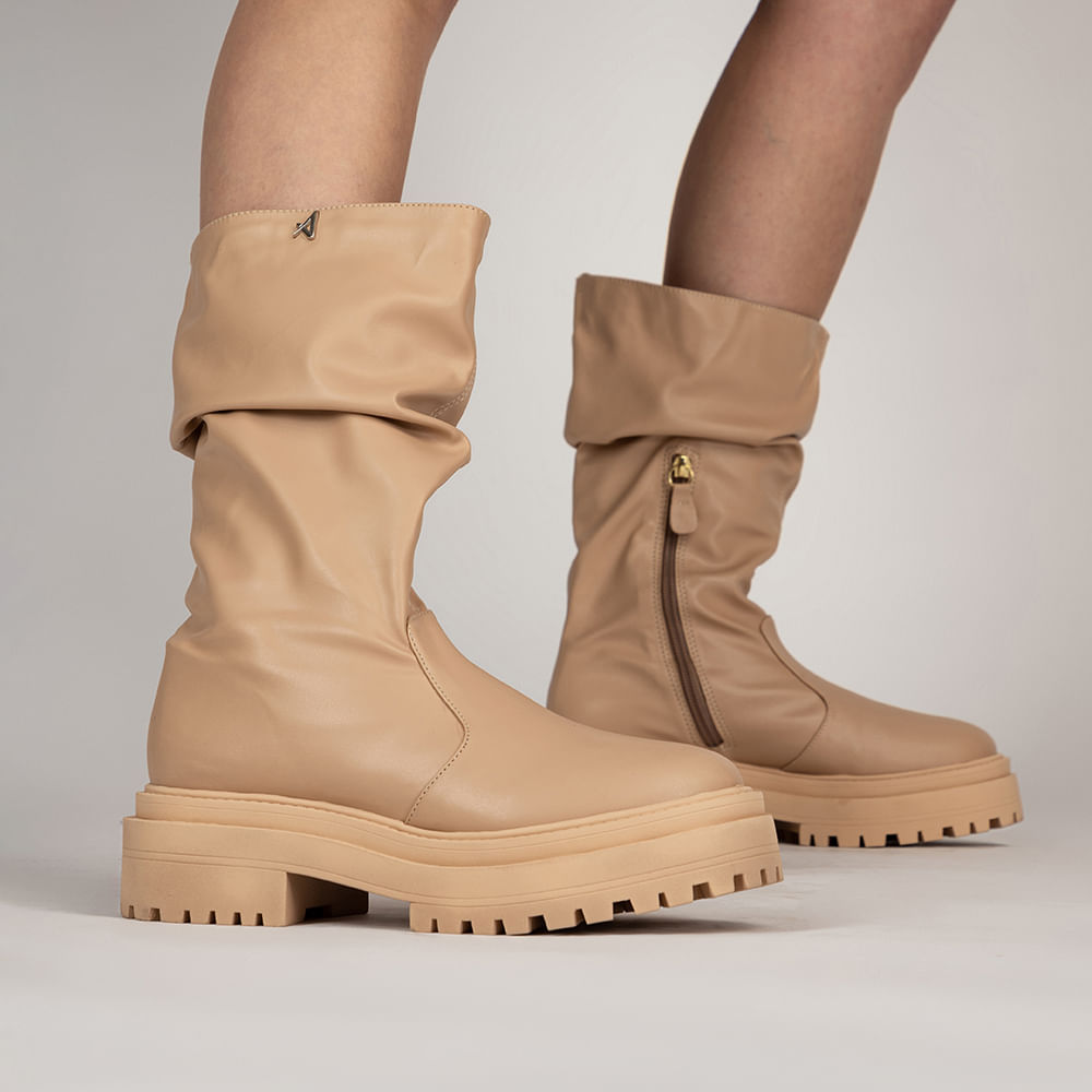 Bota Feminina Cano Longo Over Salto Tratorado  Bege