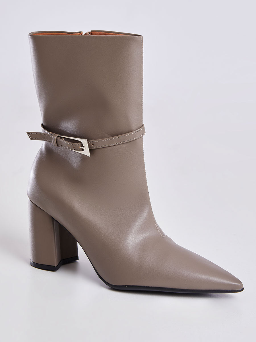 Bota Cano Médio Com Fivela e Salto Quadrado Camel
