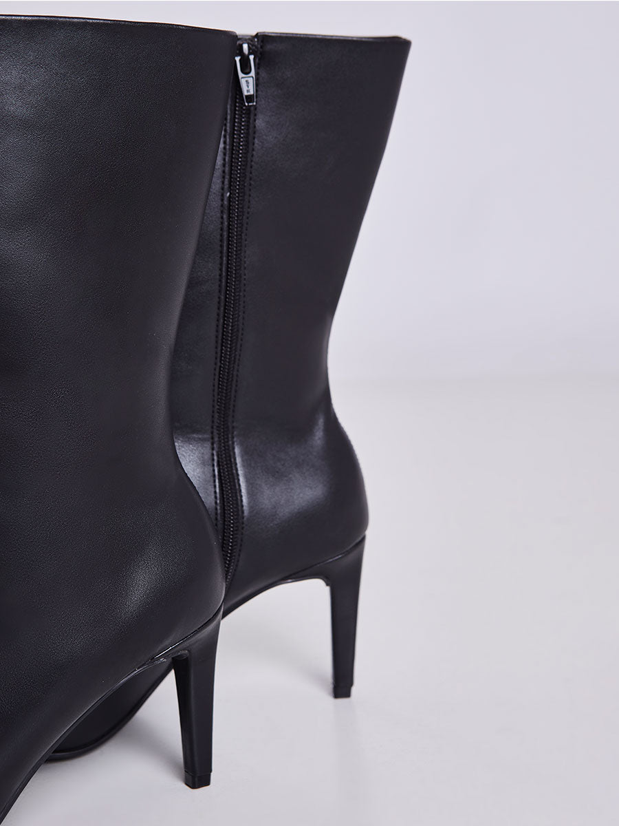 Bota de Couro Cano Medio Bico Fino Preto