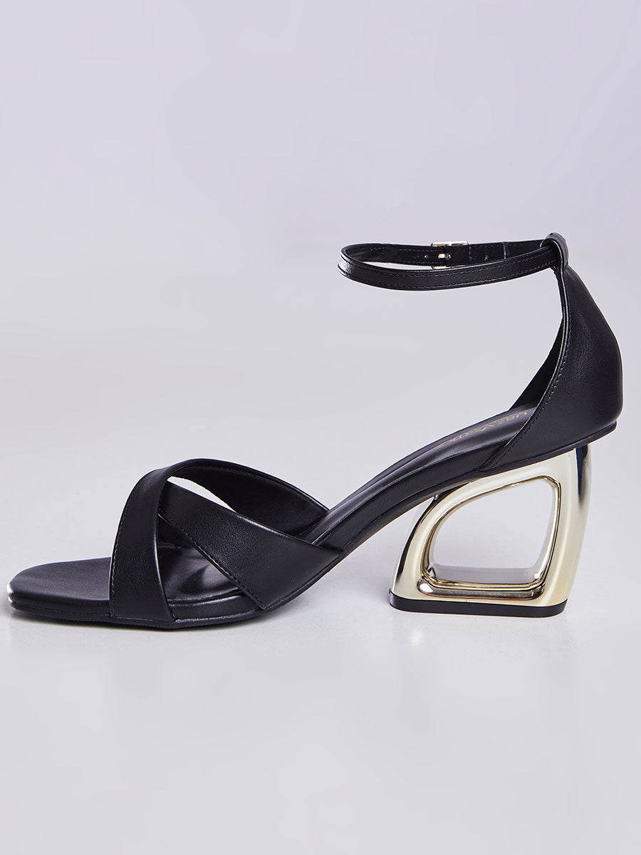 Sandalia Salto Geometrico Vazado Preto