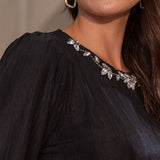 Blusa Plissada Brilho Bordada Decote Preto