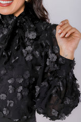 Blusa Chiffon Flor 3D Manga Longa Preto