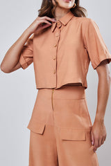 Calça Texturizada com Bolsos Camel