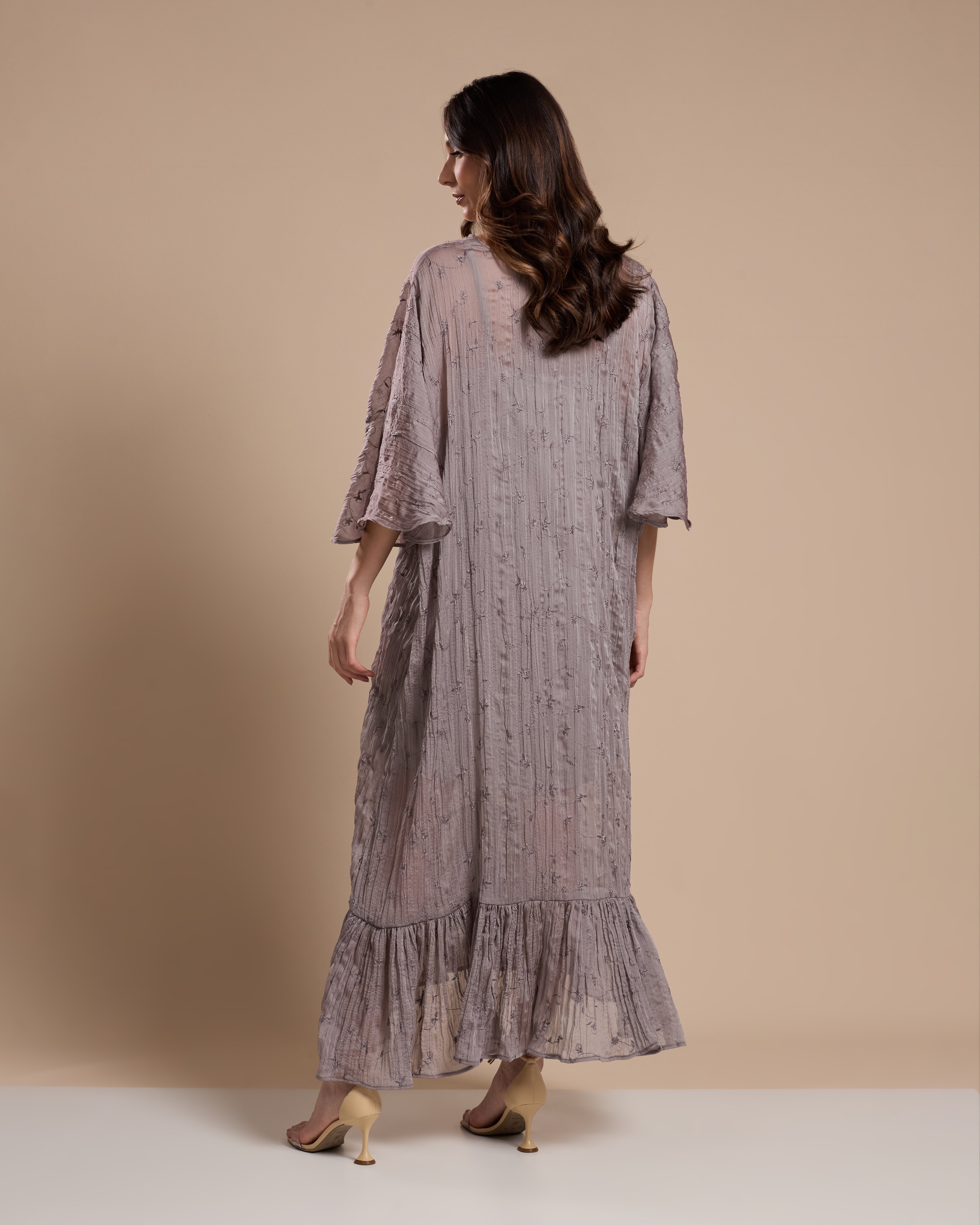 VESTIDO MIDI BORDADO DECOTE V CINZA