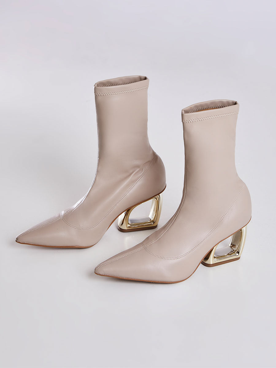 Bota Bico Fino Com Salto Geometrico Vazado Bege