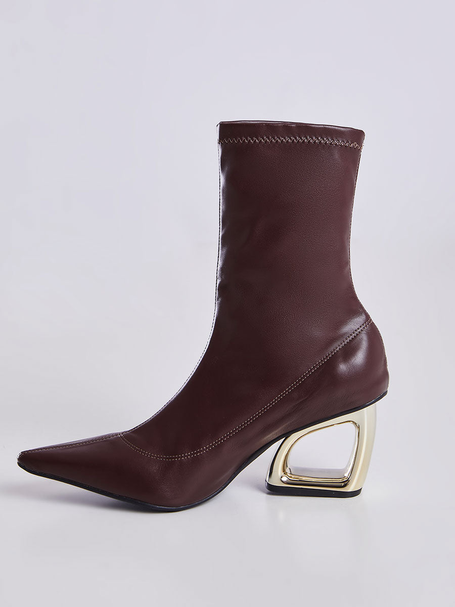 Bota Bico Fino Com Salto Geometrico Vazado Marrom