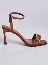 Sandalia Salto Fino com Fivela Camel