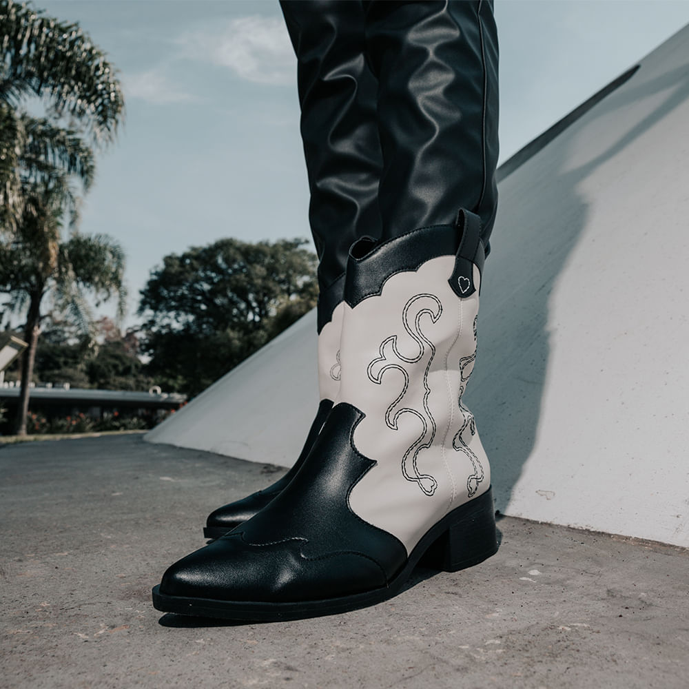 Bota Couro Western Cano Medio Preto